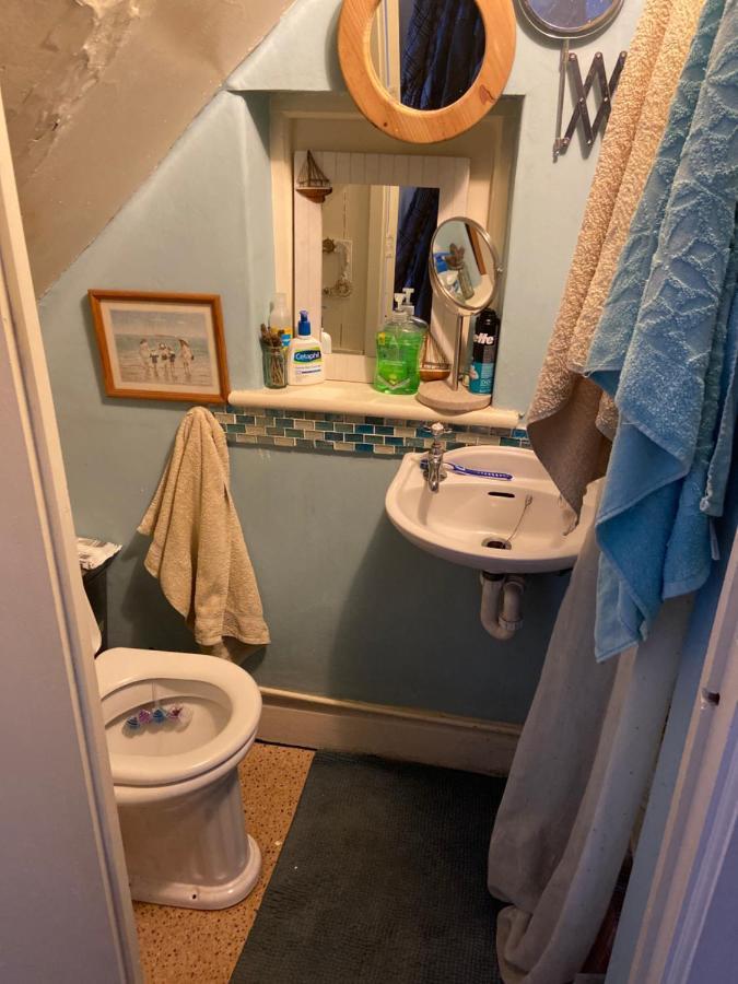 Comfy Cosy Little Room Tv Fridge Microwave Upton  외부 사진